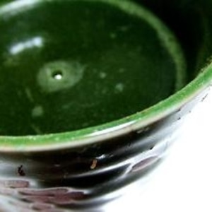 青汁、はちみつ、りんご酢、枇杷の葉茶のジュース